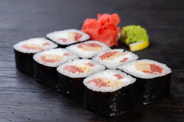 Japonské Sushi Jídlo Maki Rolky Tuňákem Lososem Krevetami Krabem Avokádem — Stock fotografie