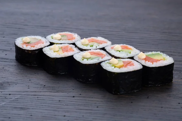 Tradiční Japonské Sushi Lososem Měkkým Sýrem Avokádem Červeným Kaviárem Zdobené — Stock fotografie