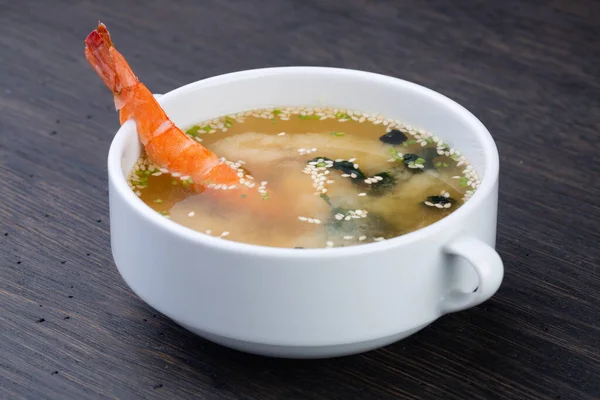 Miso Suppe Mit Tofu Garnelen Und Algen Einer Weißen Schüssel — Stockfoto