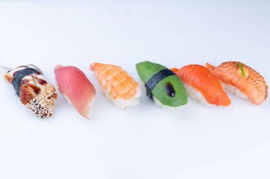 Nigiri suşi seti, ton balığı, somon, karides, levrek, avokado. Beyaz arkaplanda Nigiri suşi koleksiyonu, yansıma, yüksek çözünürlük