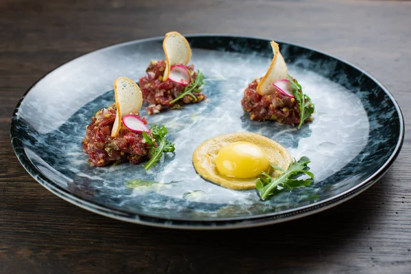 Tartare Vaca Com Ovo Croutons Pão Branco Rabanete Fresco Ovos — Fotografia de Stock