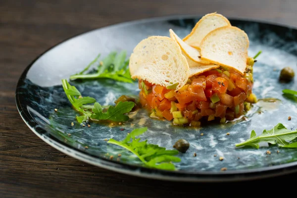 Tartar Salmón Con Pimienta Tomates Tartar Pescado Con Finas Rebanadas — Foto de Stock