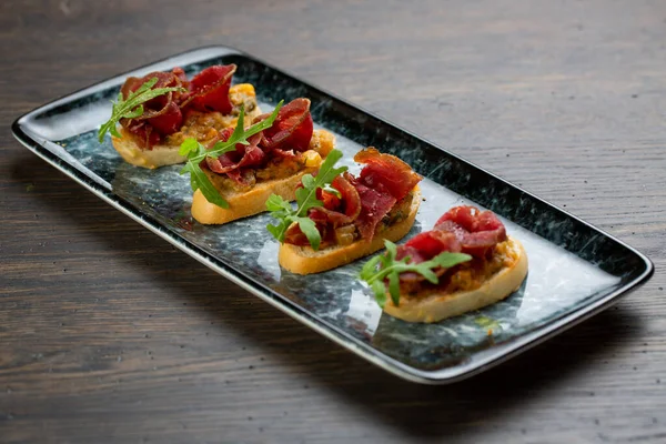 Bruschetta Con Carne Picada Picante Patatas Fritas Pan Blanco Decorado — Foto de Stock