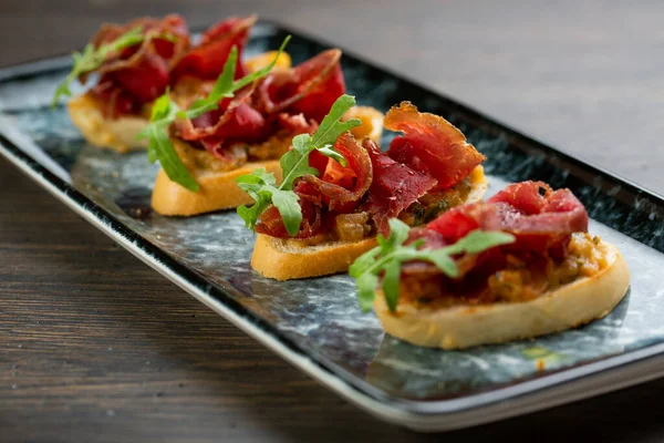 Bruschetta Con Carne Picada Picante Patatas Fritas Pan Blanco Decorado — Foto de Stock