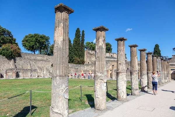 ポンペイ イタリア 6月25 2019 観光客はポンペイの廃墟古代都市の石柱の間を歩く — ストック写真