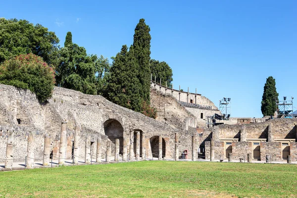 M.S. 1. yüzyılda Vesuvius Dağı 'nın patlaması sonucu yok olan antik Pompeii kentinin kalıntıları. Şirket, İtalya.