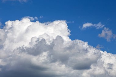 Güneşli yaz gününde mavi gökyüzüne karşı muhteşem bulutlar.