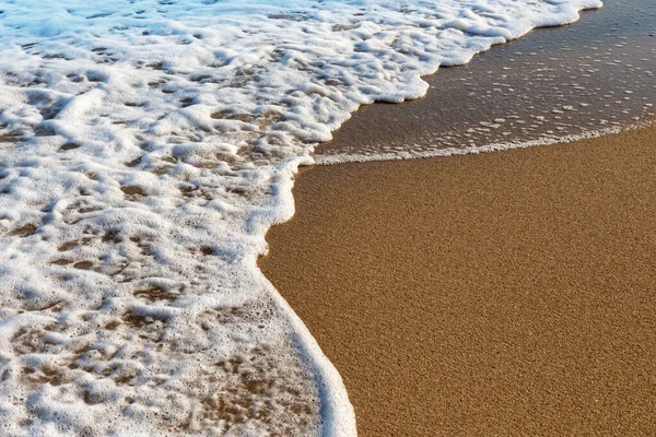 Surfen Som Naturlig Bakgrund Skummande Våg Våt Havssand — Stockfoto