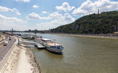 Macaristan 'ın güzel Budapeşte şehrinde ve rıhtımlarda gemilerle Tuna Nehri' nin tepesinden manzarayı seyret..