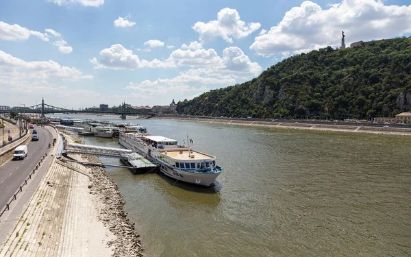 夏天的一天 在匈牙利布达佩斯的码头和美丽的城市里 从多瑙河的顶部看到了一艘船 — 图库照片