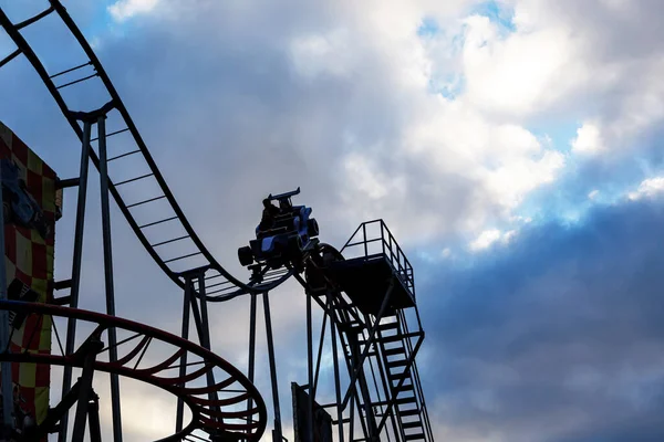 Vidámpark Boksz Alsó Nézete Amely Ívelt Sínek Mentén Magasságban Mozog — Stock Fotó