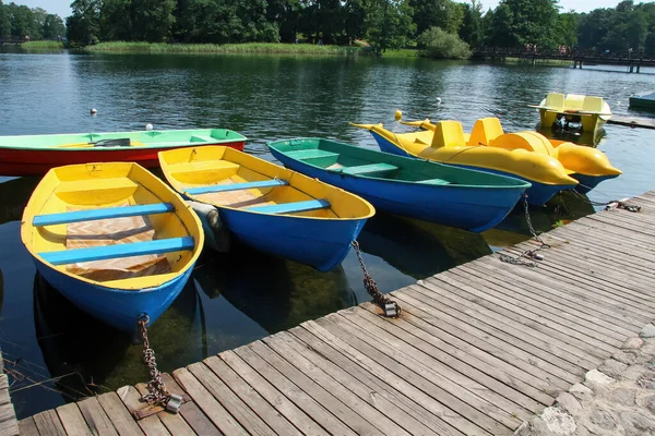 Bateaux Multicolores Lumineux Catamarans Jetée Par Une Journée Été Ensoleillée — Photo