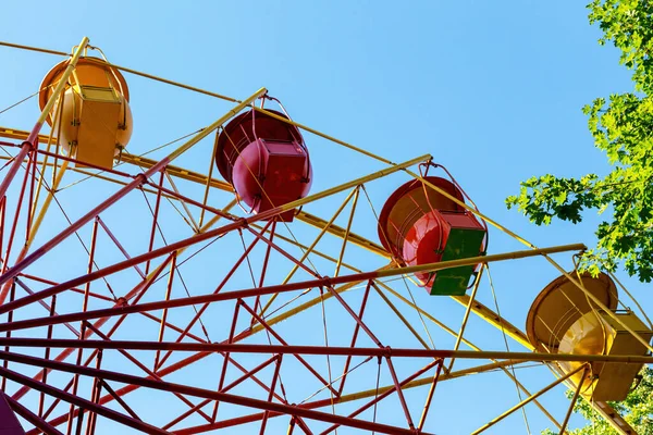 Onderaanzicht Van Felgele Rode Reuzenrad Cabines Een Pretpark Tegen Een — Stockfoto