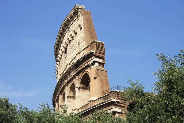 Gökyüzüne karşı ünlü Roma Kolezyumu 'nun (Kolezyum) mimarisi. Yakın plan. Roma, İtalya. 