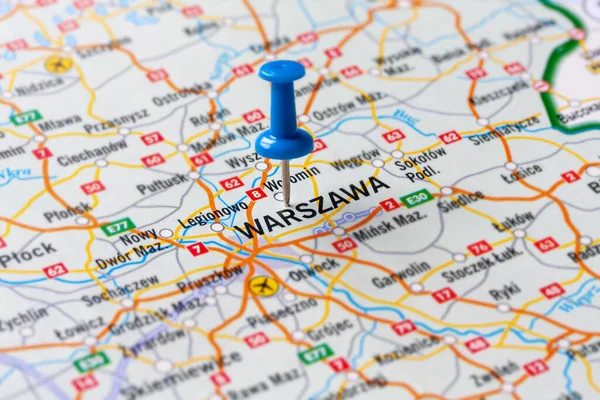 Varşova şehri Polonya haritasında mavi bir raptiye ile vurgulanmıştır. Seçici odaklanma. Seyahat konsepti, turizm gezisi..