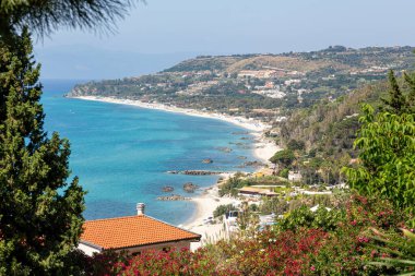 Güney İtalya 'nın kumlu sahilleri ve turkuaz deniz suyuyla güzel bir hava manzarası. Tropea, Calabria, İtalya.