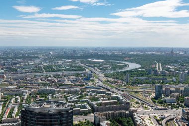 Moskova, Rusya 'nın Panorama' sı, güneşli bir yaz gününde Moskova iş merkezinin gökdelenin gözlem güvertesinden..