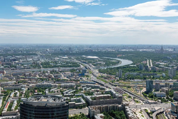 Moskova, Rusya 'nın Panorama' sı, güneşli bir yaz gününde Moskova iş merkezinin gökdelenin gözlem güvertesinden..