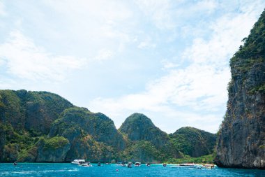 Tayland 'ın güneyindeki Phi phi bölgesinde Maya adası. Bir sürü turist teknesi var..