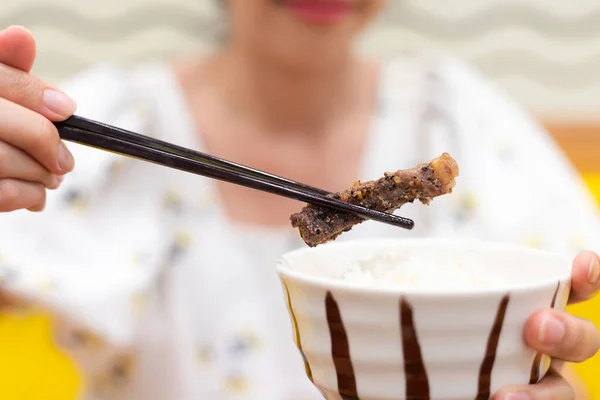 筷子把肉放在米饭上 准备以亚洲风味一起吃 — 图库照片