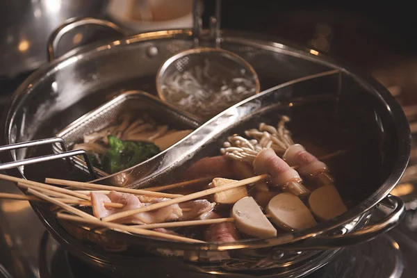 在日本风格的汤碗里 美味的沙布放上木棍式 在煮沸后抓咬 — 图库照片
