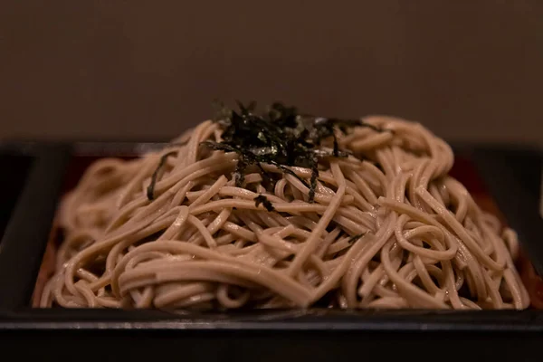 Studené Nudle Japonském Stylu Omáčkou Polévka Malé Misce Hnědém Pozadí — Stock fotografie