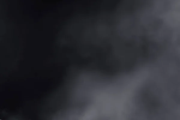 烟雾腾腾的干冰飘散在空中 在黑色的背景上形成强烈的对比 — 图库照片