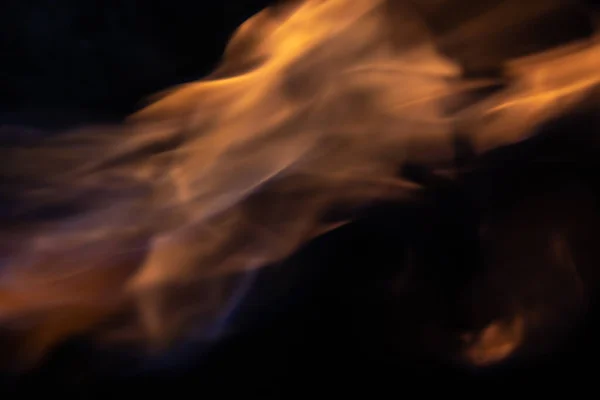 黒い背景に青い炎がいくつか付いている上に移動するから柔らかいぼかし炎 オーバーレイエフェクトの場合 — ストック写真