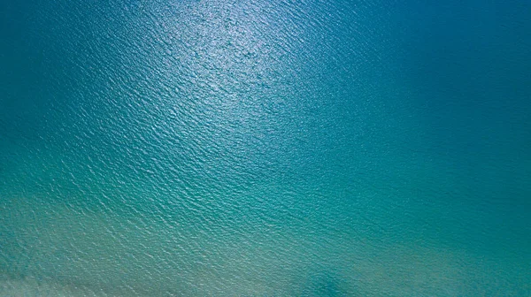 Horní Pohled Trubce Modrého Moře Slunečného Dne — Stock fotografie
