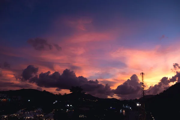 Widok Miasto Wieczornym Zachmurzone Niebo Mają Biegun Elektryczny Pobliżu Góry — Zdjęcie stockowe