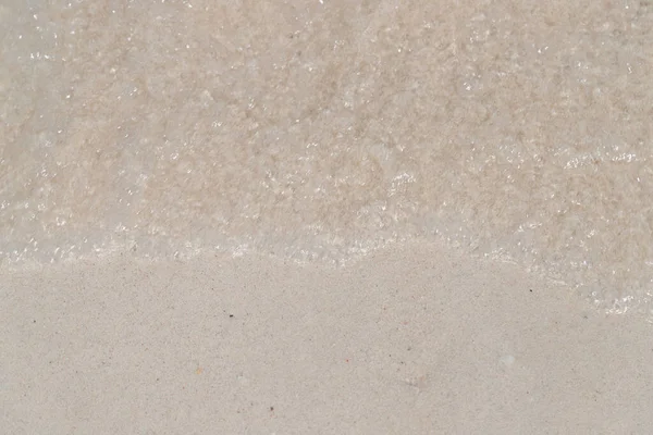 Deniz Suyunun Temiz Beyaz Kumdaki Üst Görüntüsü Dalga Dalgaları Üstten — Stok fotoğraf