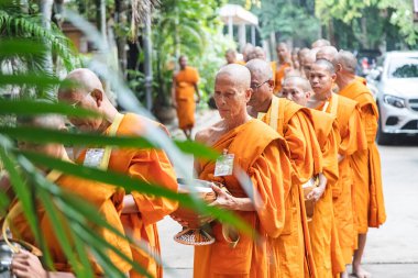Phuket - Tayland, 7 Mayıs 2019: Birçok Taylandlı keşiş tapınak bölgesinde ellerinde sadaka kasesiyle yemek sunmayı bekliyor.