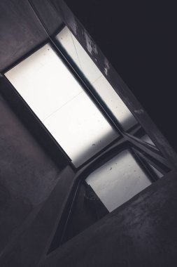 Çatı pencereye yansıyarak şekil sanatını koyu tonda gösterir