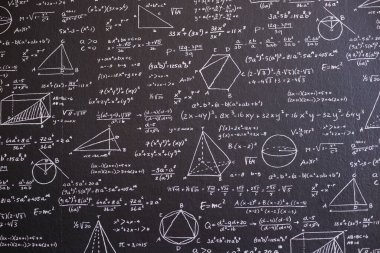 Birçok çözümü olan siyah tahtadaki matematik