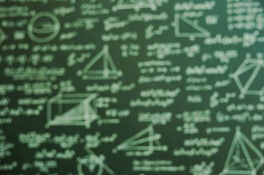 Koyu yeşil tahtada birçok çözümü olan bulanık matematik