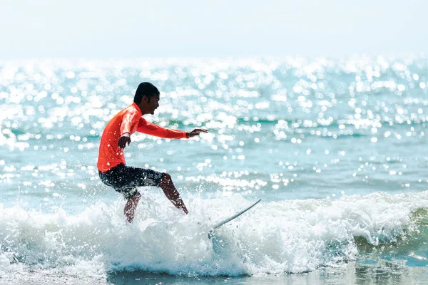 プーケット 2019年6月1日 タイの男はサーフボードに乗って大きな波に乗ってジャンプし 水面に太陽の光が晴れた日にボケを作ります — ストック写真