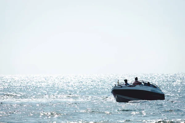 Силуэт Мини Скоростной Катер Крюк Парашют Играет Морской Воде Солнцем — стоковое фото