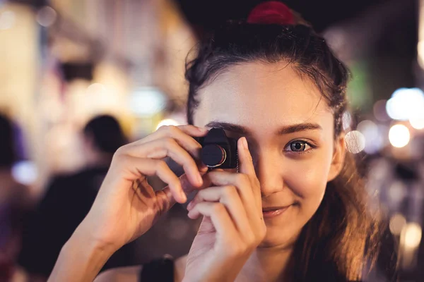 Girl Holding Small Black Cemara Look Pretty Pretend Take Shot — Stock Photo, Image