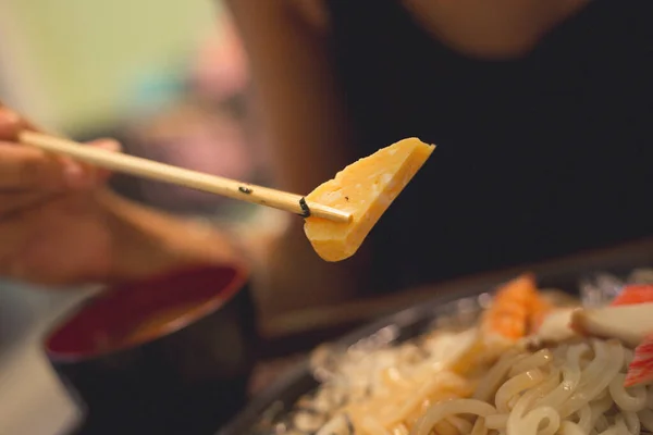 女服务员用筷子把甜鸡蛋拿上来吃 配以海味的荷包子 来自日本的冷面条配以螃蟹 瘦肉配米索汤 — 图库照片