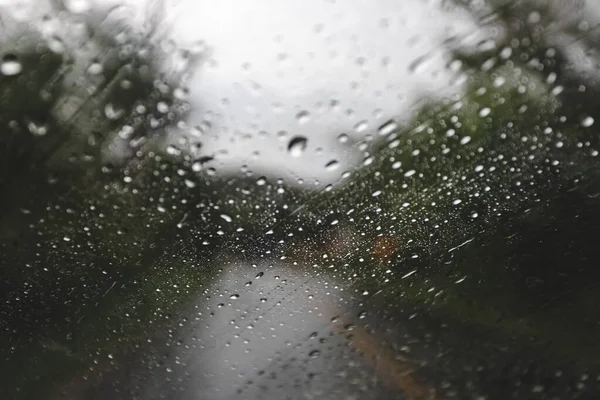 Rozmazane Okno Samochodu Opadem Deszczu Nim Drodze Jazdy Prawie Wieczorem — Zdjęcie stockowe