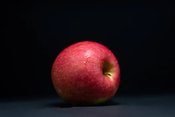 Roter Apfel Auf Seite Mit Wasser Darübergelegt Sehen Frisch Aus — Stockfoto