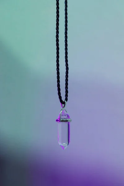 Collar Cristal Transparente Colgando Algo Con Diferente Luz Color Brillan — Foto de Stock