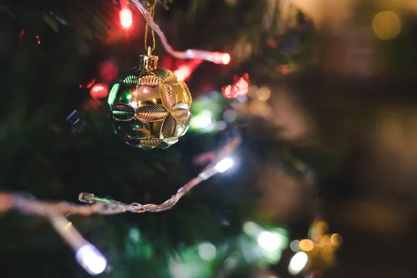 Gros Plan Boule Dorée Suspendue Sur Arbre Noël Comme Accessoire — Photo