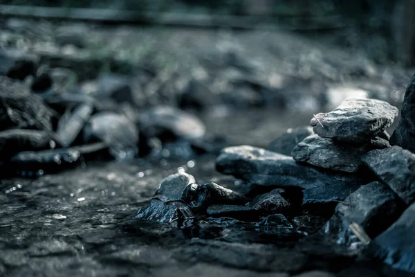 水の蒸気が流れる川で堰を作るために使用される石の近くには 劇的なトーンで作られた — ストック写真
