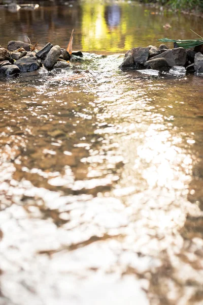 川の堰は自然石で作られ人々は上に反射します — ストック写真