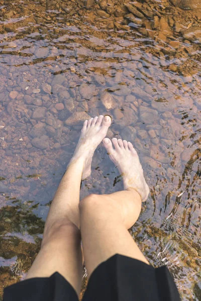 Mulher Saia Preta Pôs Pernas Água Tem Pedra Abaixo Rio — Fotografia de Stock