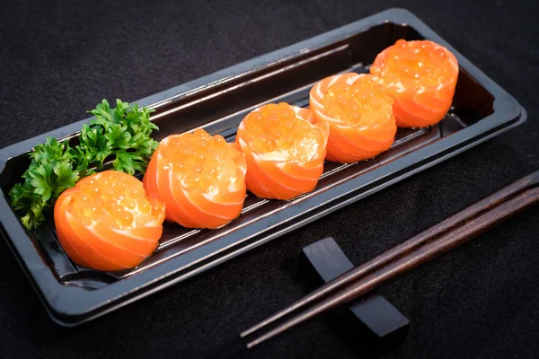 Rouleaux Sashimi Avec Des Œufs Poisson Sur Dessus Servir Dans — Photo