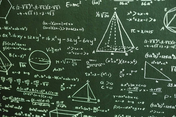 Nahaufnahme Mathe Auf Dunkelgrüner Tafel Mit Vielen Lösungen — Stockfoto