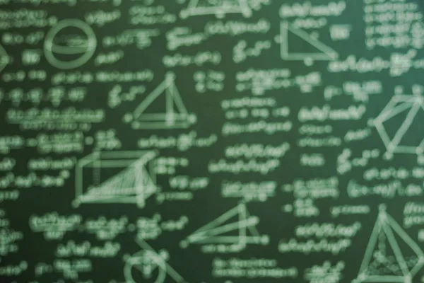 Etwas Verschwommene Mathematik Auf Dunkelgrünem Brett Mit Vielen Lösungen — Stockfoto