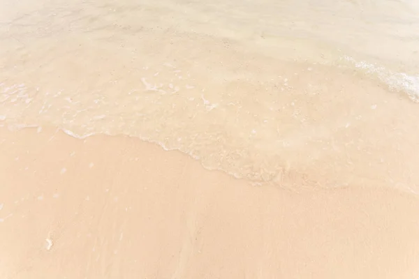 Yumuşak Okyanus Dalgalarıyla Deniz Kıyısında Kum — Stok fotoğraf